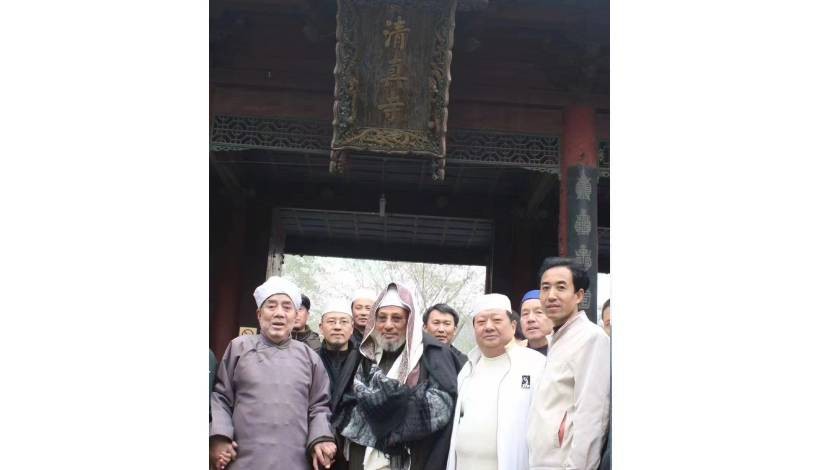 مع الشيخ الراحل ما ليانغ جون الذي كان إمامًا لمسجد خواجيو بمدينة شيآن الصينية 