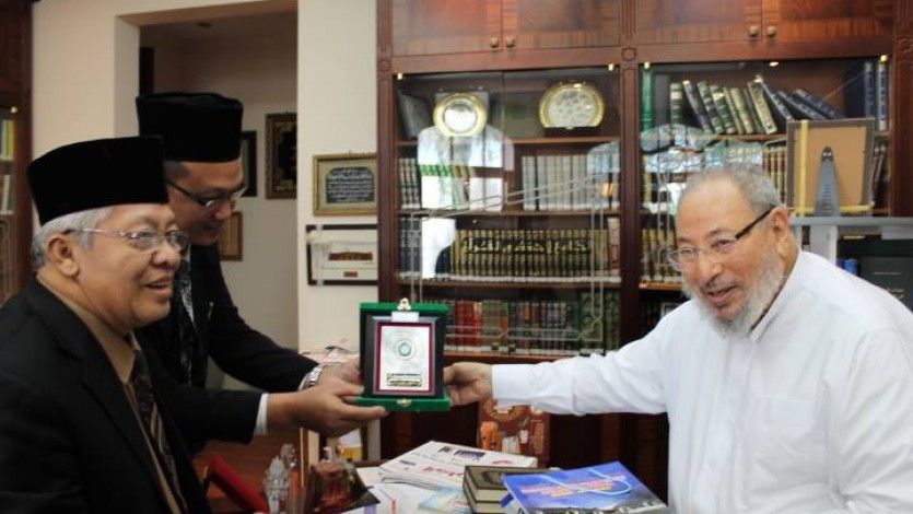 تكريم من وفد الجامعة الإسلامية الحكومية بإندونيسيا 