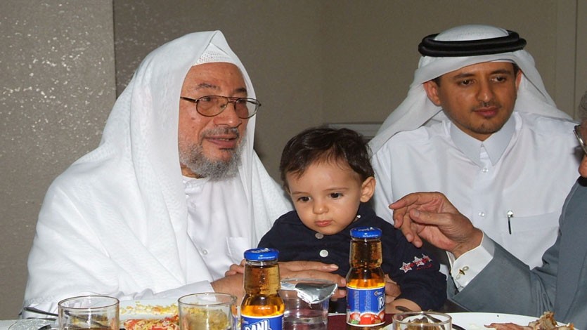 مع الإبن الدكتور محمد القرضاوي والحفيد يوسف 