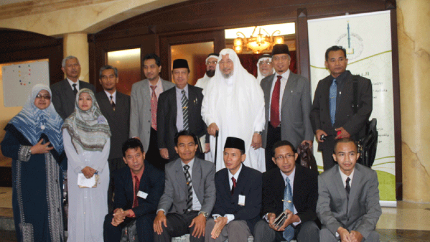 مع وفد جامعة السلام الإندونيسية بمقر اتحاد العلماء (2013)