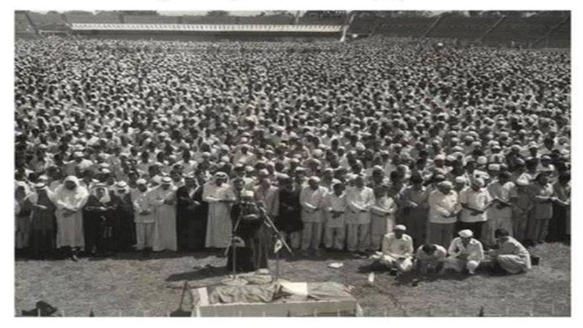 يؤم صلاة الجنازة على العلامة الراحل أبو الأعلى المودودي في باكستان عام 1979