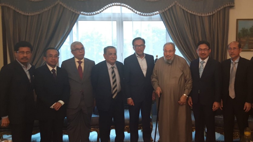 مع الأستاذ أنور إبراهيم النائب في البرلمان الماليزي ورئيس حزب «عدالة الشعب» ونائب رئيس الوزراء الأسبق.