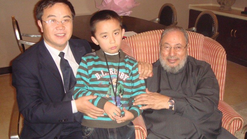 مع طفل ووالده من مسلمي آسيا 