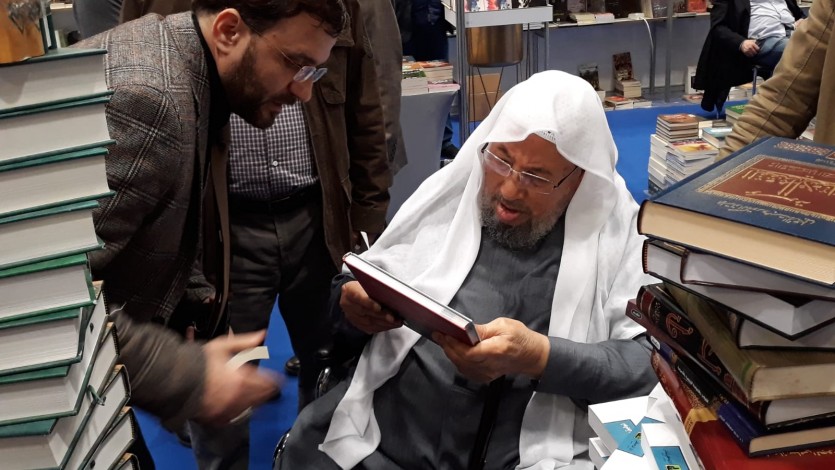 الشيخ القرضاوي يزور معرض الكتاب
