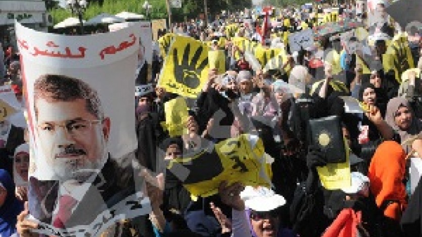القرضاوي يحيي ثبات الثوار ويبشرهم بالنصر على السيسي وعصابته