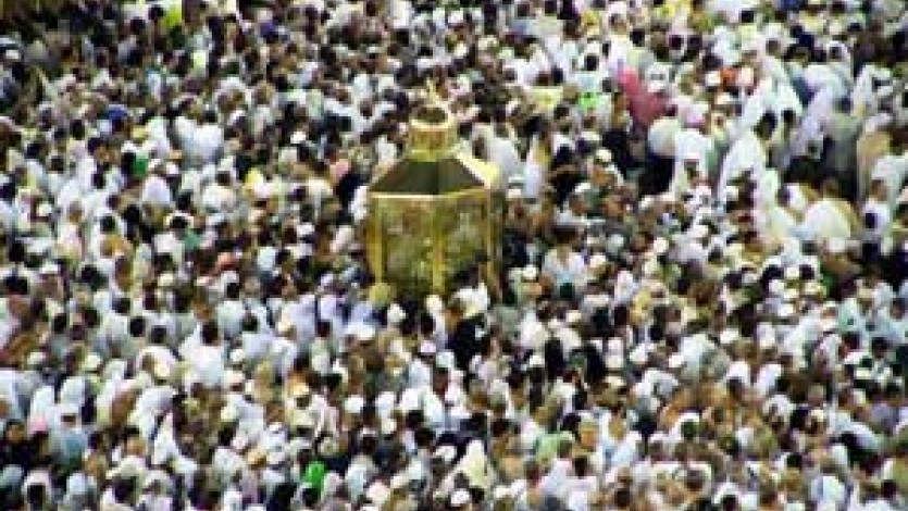 حج وهو ينوي العمرة لأبيه وأمه