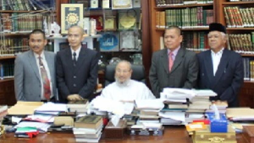 القرضاوي يستقبل رئيس جامعة واليسونجو الإسلامية بإندونيسيا