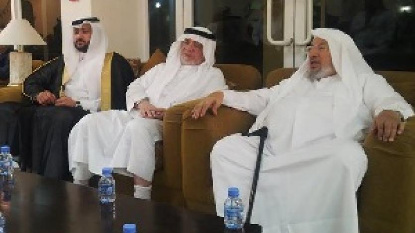 القرضاوي يعزي أقارب ومحبي الشيخ الضاري بالدوحة