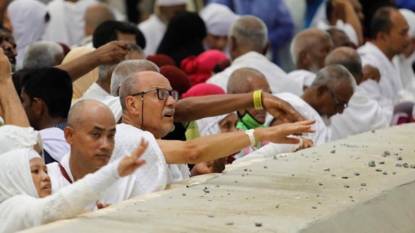 وكَّلت زوجها في رمي الجمرات