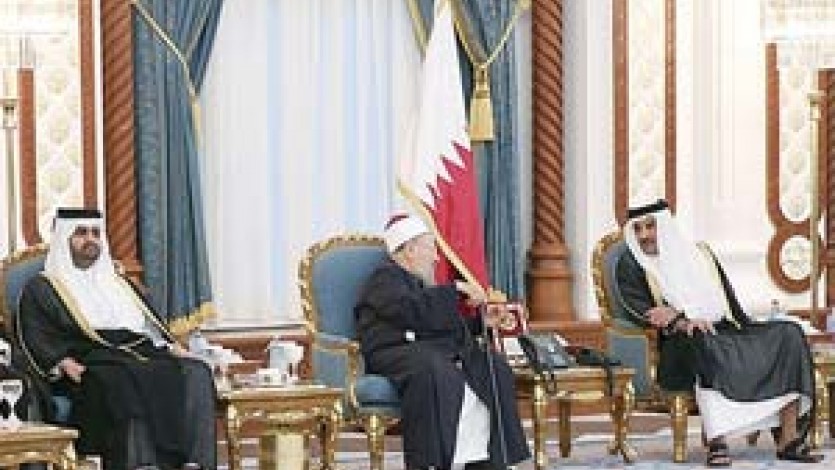 الشيخ القرضاوي بحفل إفطار أمير قطر