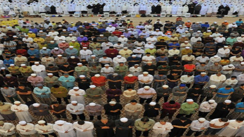 ترك الصلاة مع المسلمين بزعم أدائها في الكعبة