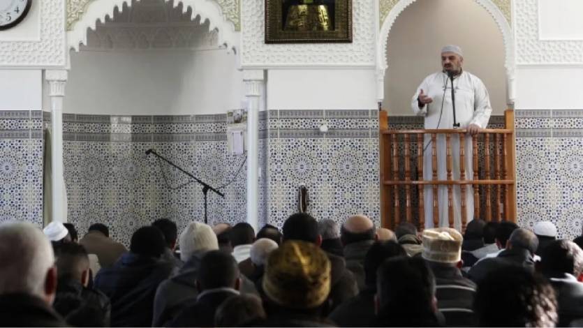 إلقاء خطبة الجمعة بغير العربية