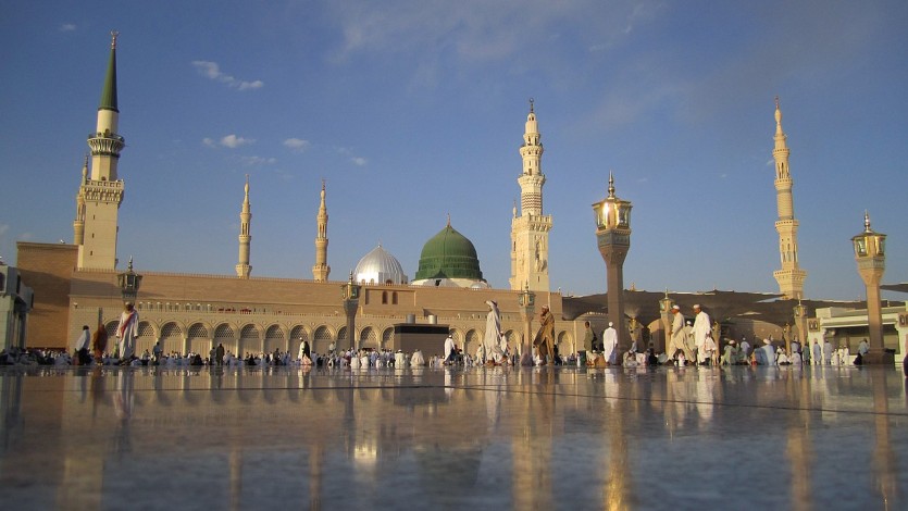 هل النبي صلى الله عليه وسلم أول خلق الله؟