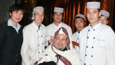 مع عاملين بالفندق خلال زيارة للصين 